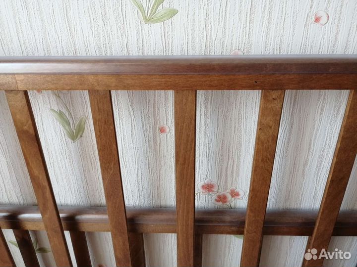 Детская кроватка с маятником