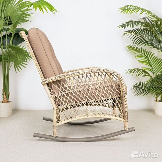 Плетеное кресло - качалка из ротанга