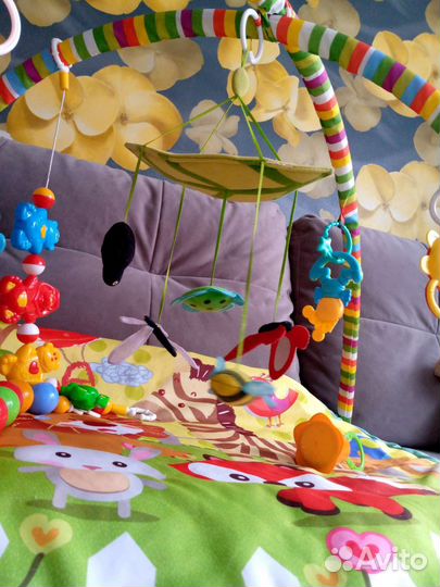 Развивающий коврик и игрушки пакетом