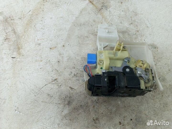 Замок двери передний правый Volkswagen Polo