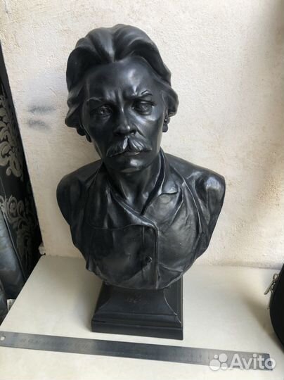 Бюст М. Горький