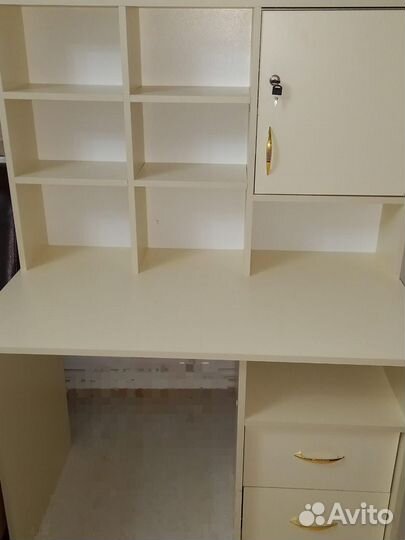 Книжный столик