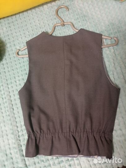 Продам серую жилетку для мальчика на рост 146