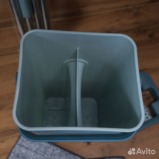 Швабра и ведро с отжимом для мытья полов