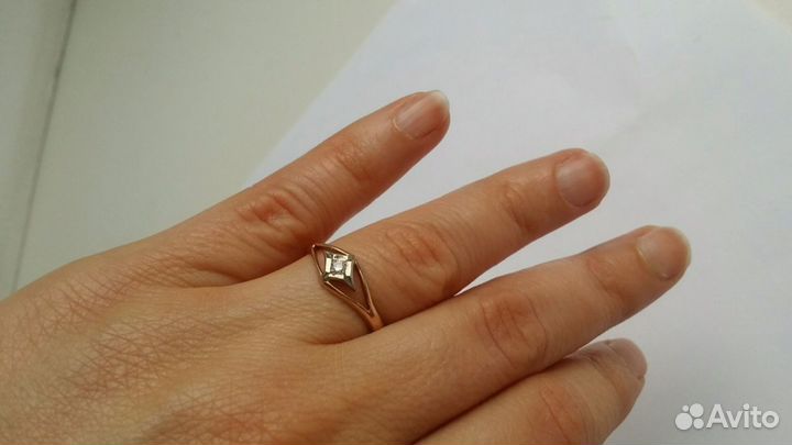 Кольцо с бриллиантовое новое