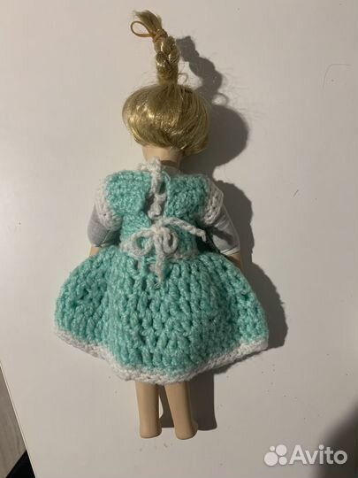 Кукла фарфоровая