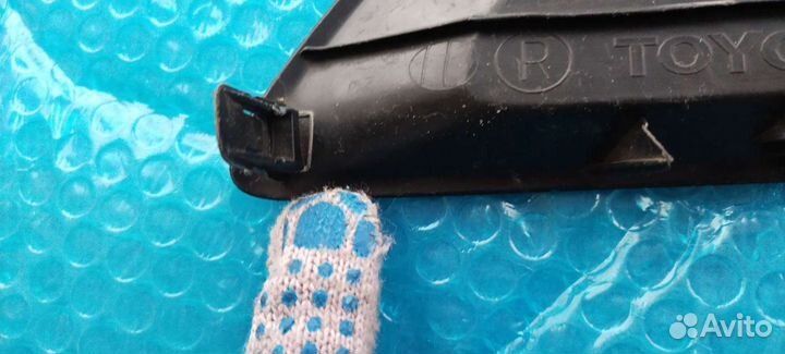 Заглушка противотуманной фары Авенсис 06-08 правая