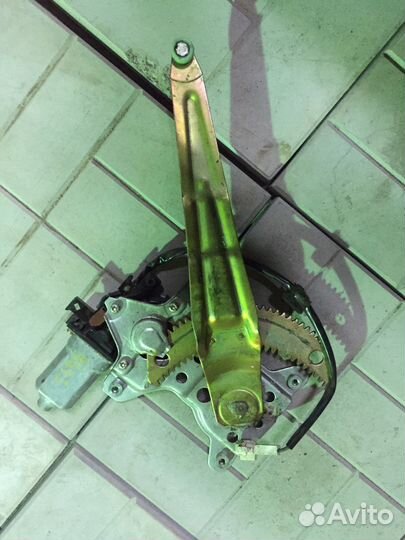 Стеклоподьемник тойота приус Nhw 10/11