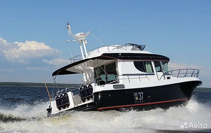 Моторная яхта