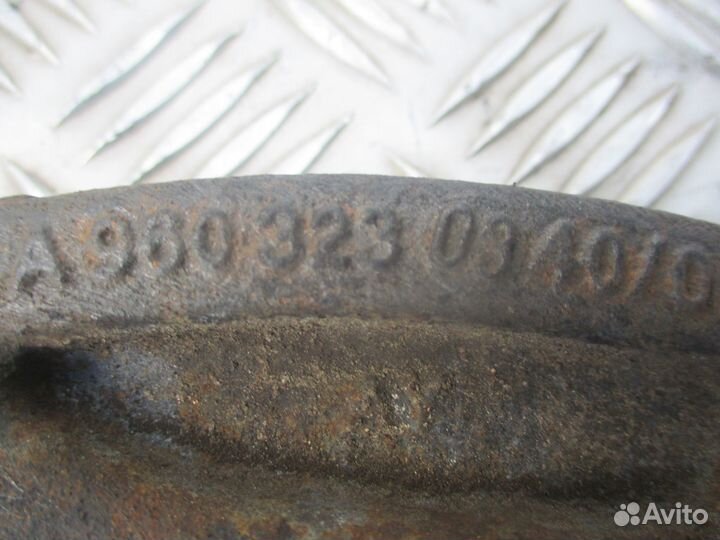 Кронштейн переднего амортизатора верхний справа Me