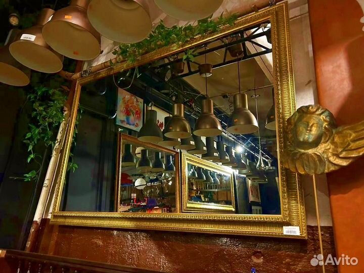 Большое зеркало в багетной раме