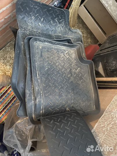 Автомобильные коврики резиновые
