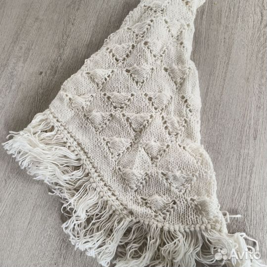 Платок шерстяной с бахромой