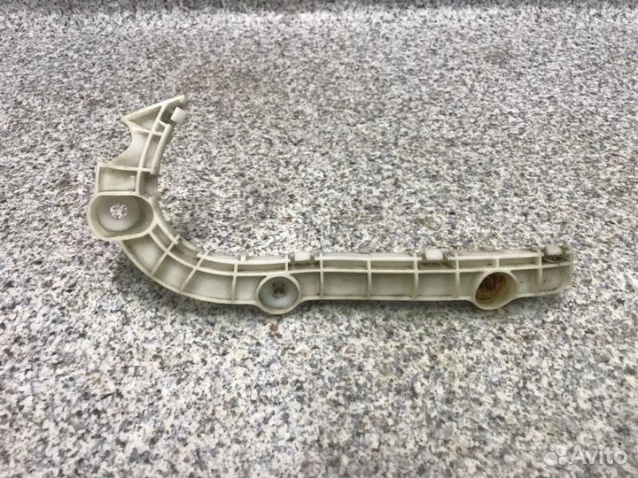 Кронштейн бампера лев. перед. Mitsubishi Outlander