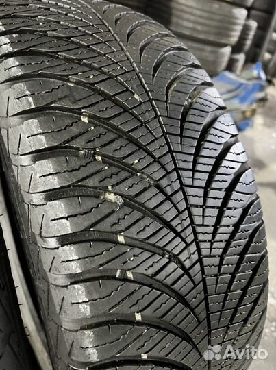 Goodyear Vector 4Seasons Gen-2 215/55 R17