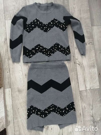 Костюм с юбкой