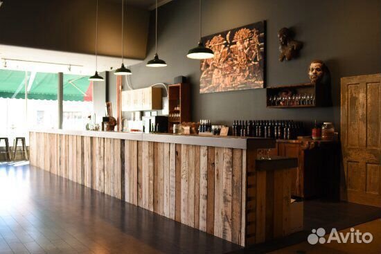 Стойки из спилов дерева для кофейни, барные стойки