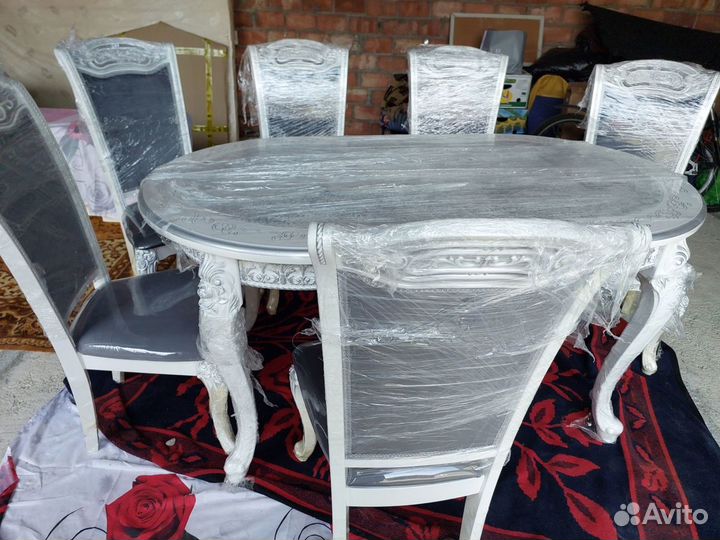 Стол и стулья