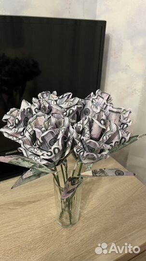 Цветы из бутафорских денег