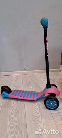 Самокат трехколесный