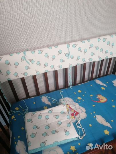 Детская кроватка с маятником