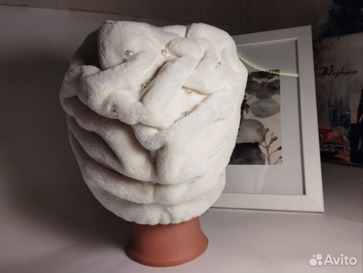 Шапка женская. Ручная работа