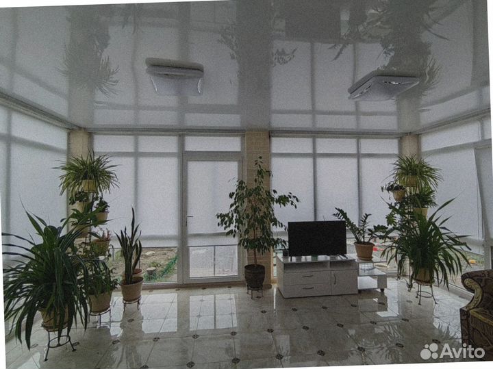 Рулонные кассетные шторы и жалюзи с направляющими