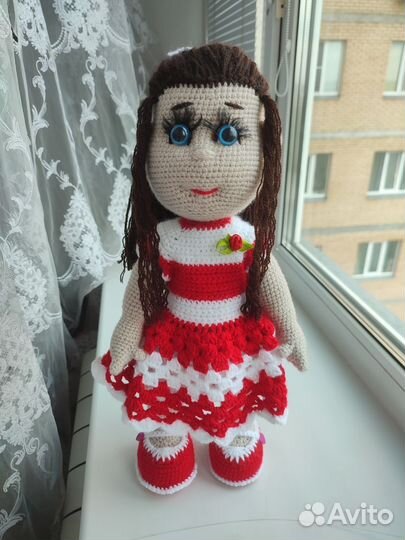 Вязаная кукла ручной работы