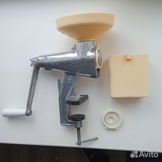 Шнековая ручная соковыжималка СССР