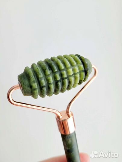 Массажный роллер нефритовый для лица