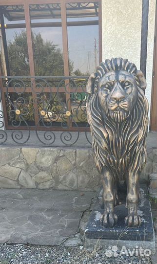 Скульптура лев