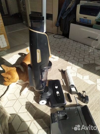 Моющий вертикальный беспроводной пылесос redmond