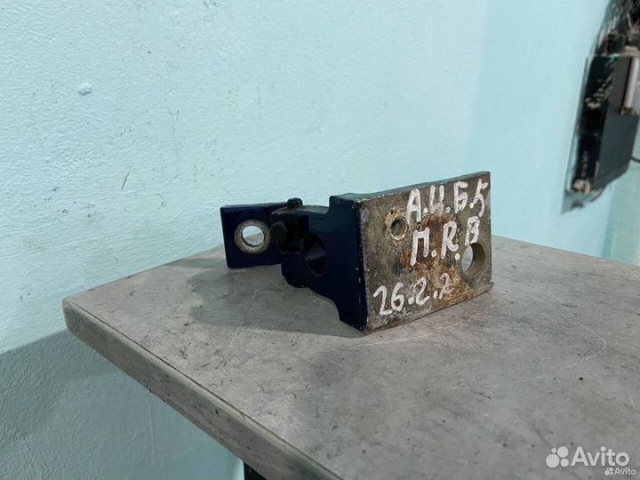 Петля двери передняя правая Audi А4 B5