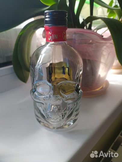 Бутылка с черепом