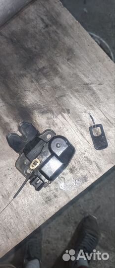Задний замок багажника на ниссан Тиана 2005г