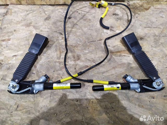 Преднатяжитель ремня водителя. Штекер преднатяжителя ремня опель антара. Преднатяжитель ремня форд фокус 2. Как срабатывает пиропатрон преднатяжителя ремня опель омега б. Преднатяжитель ремня водителя.