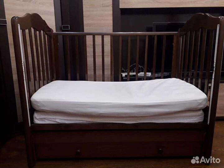 Детская кроватка с маятником и ящиком