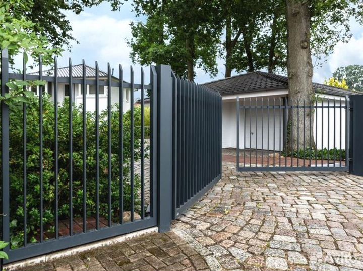 Забор из профильных труб с ковкой