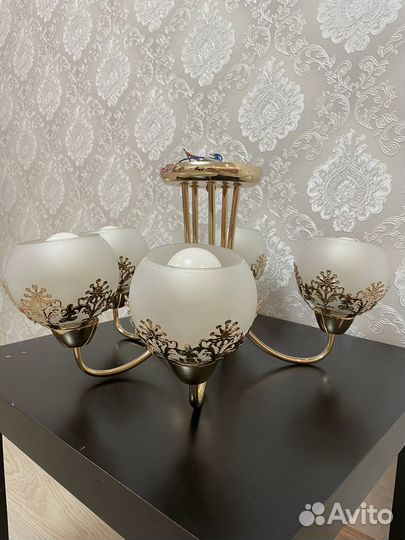 Люстра с лампочками