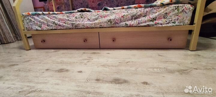 Двухъярусная кровать с матрасами и чехлами