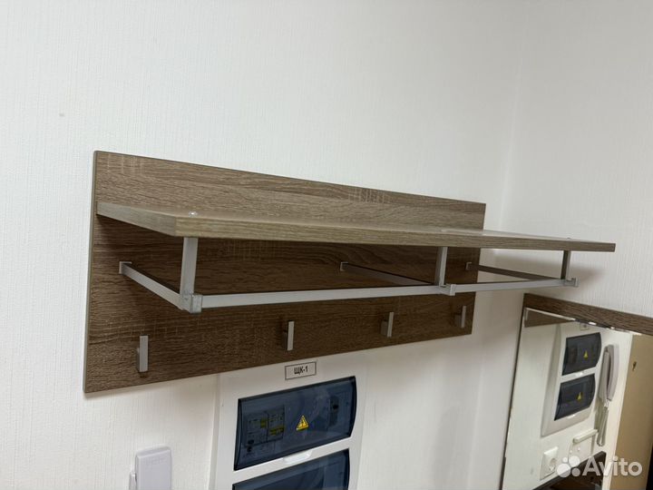 Полка с крючками и зеркало в прихожую