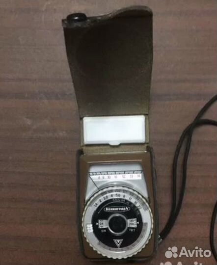 Штатив для фотокамеры нов, фотоэкспонометр б/у