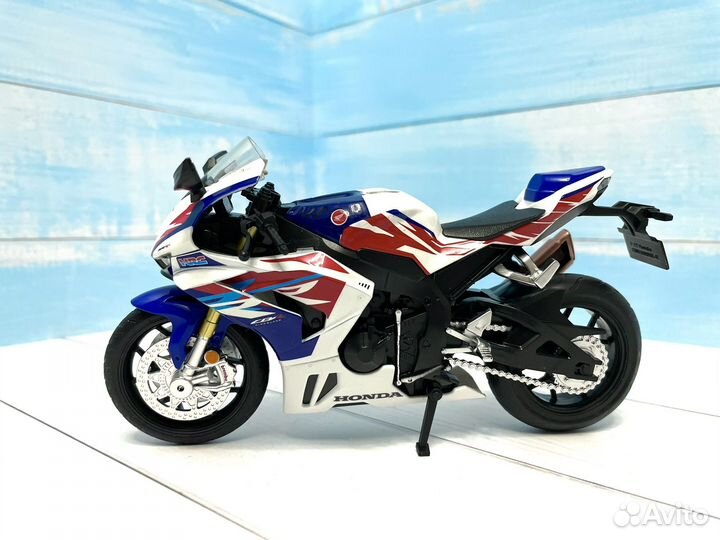 Модель мотоцикла Honda CBR1000RR-R Fireblade 1:12