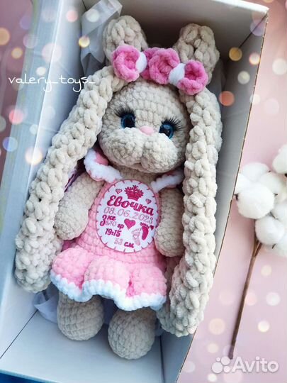 Вязаная игрушка зайка ручной работы с метрикой