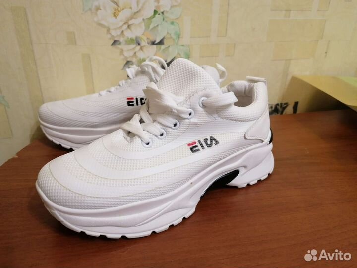 Кроссовки женские 37 размер белые