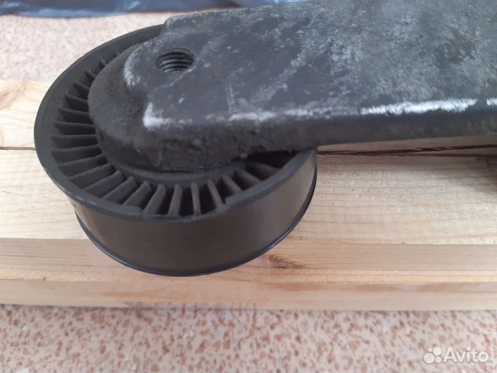 Натяжитель ремня приводного Toyota