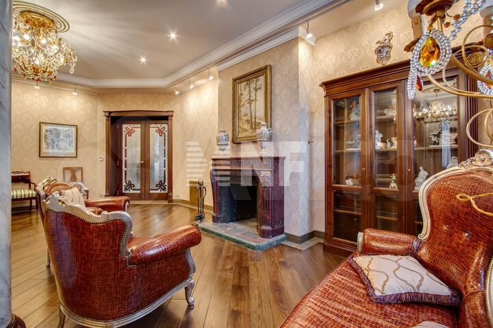 Дом 980 м² на участке 17 сот.