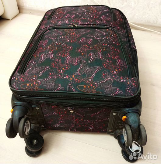 Чемодан дорожный на колесах 63х35х24 бабочки
