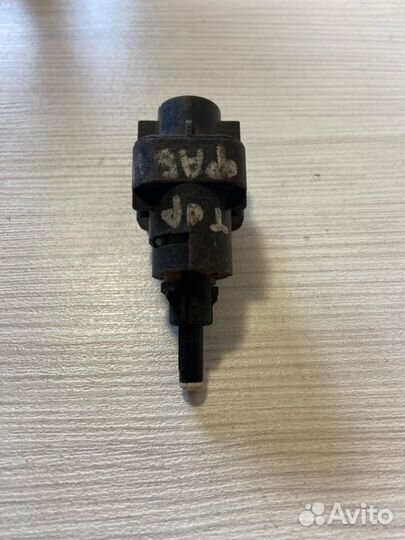 Датчик включения стопсигнала Skoda Fabia