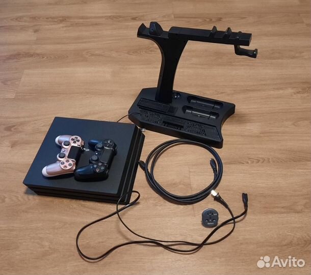 PS4 PRO с охлаждающей подстакой и аксессуарами